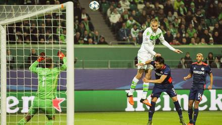 Bas Dost steht schön in der Luft, der Ball will in dieser Szene aber noch nicht ins Tor.