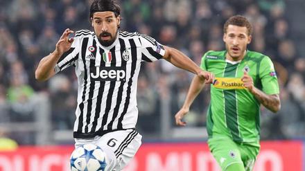 Juves Sami Khedira ist in dieser Szene den Tick schneller als Fabian Johnson.