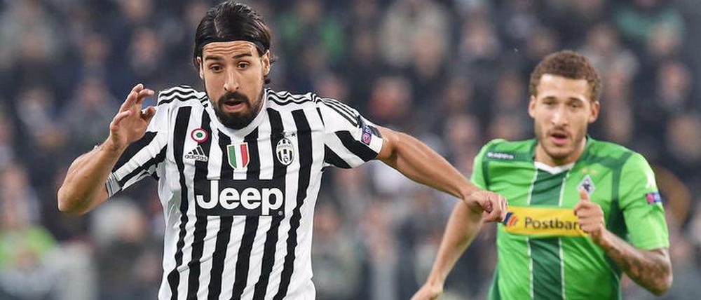 Juves Sami Khedira ist in dieser Szene den Tick schneller als Fabian Johnson.