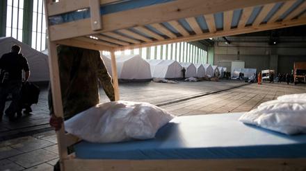Bundeswehrsoldaten halfen beim Aufbau der Unterkunft im Flughafen Tempelhof.