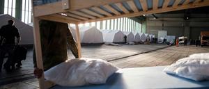 Bundeswehrsoldaten halfen beim Aufbau der Unterkunft im Flughafen Tempelhof.