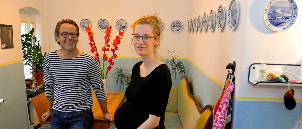 Die beiden Berliner Atomteller-Erfinder Mia Grau und Andree Weissert. Infos und Bestellungen (für 39 Euro): www.atomteller.de