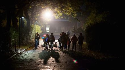 Obdach gesucht. Am Lageso kommen Flüchtlinge schwer bepackt an – und machen sich auf den Weg in Unterkünfte. Warum einige von ihnen eine Adresse mitten im Grunewald genannt bekamen, will das Lageso nun aufklären.