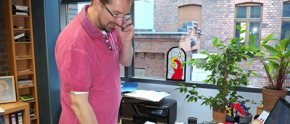 Bruder Andreas Brands in seinem Büro.