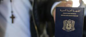 Ein syrischer Flüchtling zeigt seinen neuen Reisepass.