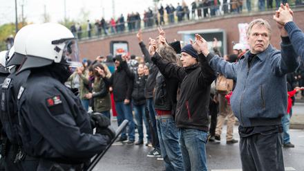Polizei und Gegendemonstranten stehen sich in Köln gegenüber. 