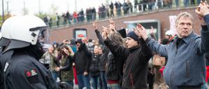 Polizei und Gegendemonstranten stehen sich in Köln gegenüber. 