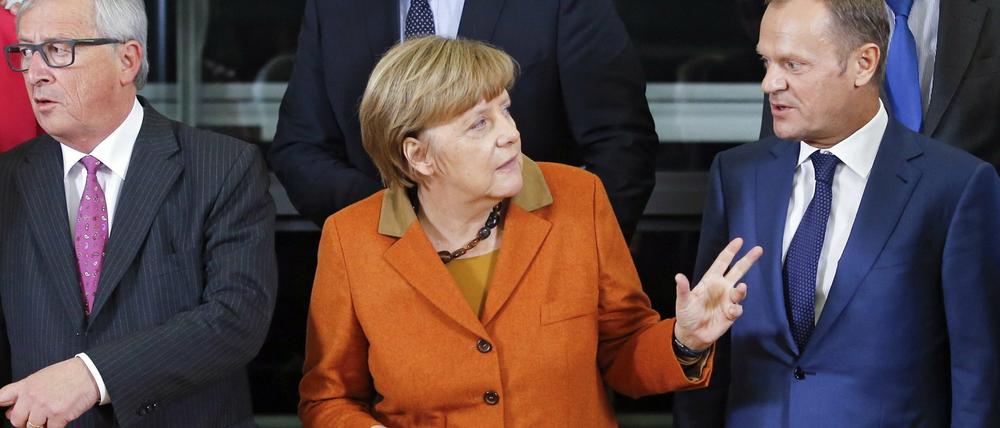 Auch beim Gruppenfoto vor der Sitzung scheint zwischen EU-Kommissionspräsident Jean-Claude Juncker (links), Bundeskanzlerin Angela Merkel und EU-Ratspräsident Donald Tusk schon Uneinigkeit zu herrschen.