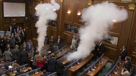 Die Opposition hat das Parlament in der Nacht zu Samstag mit Tränengas lahmgelegt.
