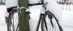 Ist die Schneedecke zu dick, müssen Fahrräder im Zweifel stehen bleiben. Grundsätzlich ist aber auch im Winter Radeln möglich - wenn man einige Vorkehrungen trifft.