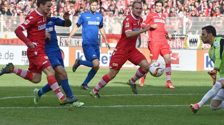 Das 0:1: Süleyman Koc (teilweise verdeckt) setzt sich gegen den Unioner Benjamin Kessel (l) durch und überwindet Torwart Daniel Haas.