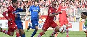 Das 0:1: Süleyman Koc (teilweise verdeckt) setzt sich gegen den Unioner Benjamin Kessel (l) durch und überwindet Torwart Daniel Haas.