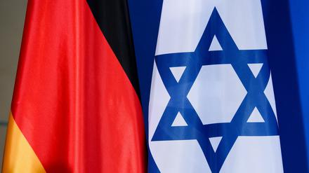 Die Flaggen der Bundesrepublik Deutschland und Israel.