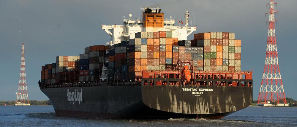 Das Hapag-Lloyd-Containerschiff "Tsingtao Express" auf dem Weg vom Hamburger Hafen in die Nordsee.