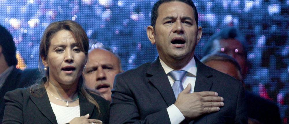Der neue Präsident Guatemalas, Jimmy Morales, feiert seinen Sieg gemeinsam mit seiner Frau Gilda de Morales.