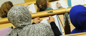 Das Neutralitätsgesetz in Berlin bleibt. Studentinnen dürfen weiter Kopftuch tragen, Lehrerinnen oder Richterinnen aber nicht.