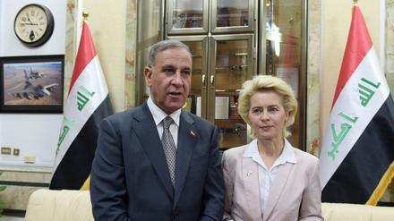 Der irakische Verteidigungsminister Khaled al-Obaidi und seine deutsche Amtskollegin Ursula von der Leyen (CDU) geben in Bagdad nach ihren Gesprächen ein kurzes Interview.