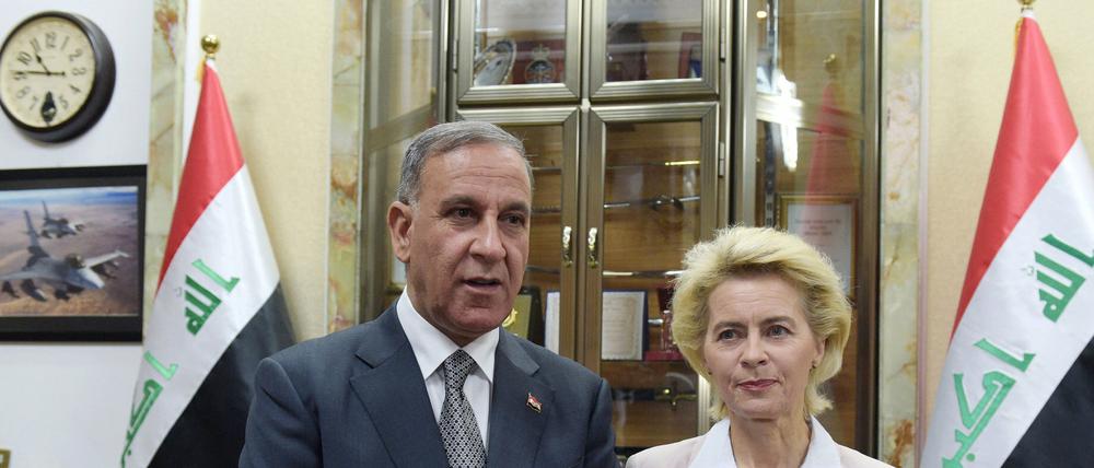 Der irakische Verteidigungsminister Khaled al-Obaidi und seine deutsche Amtskollegin Ursula von der Leyen (CDU) geben in Bagdad nach ihren Gesprächen ein kurzes Interview.