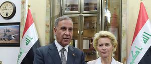 Der irakische Verteidigungsminister Khaled al-Obaidi und seine deutsche Amtskollegin Ursula von der Leyen (CDU) geben in Bagdad nach ihren Gesprächen ein kurzes Interview. 