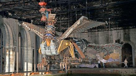 Zwölf Tonnen Himmelsvogel. Ouyang Jianghes Langgedicht begleitet Xu Bings "Phoenix"-Skulptur aus Schutt und Metallschrott. (zur Zeit in Venedig zu sehen).