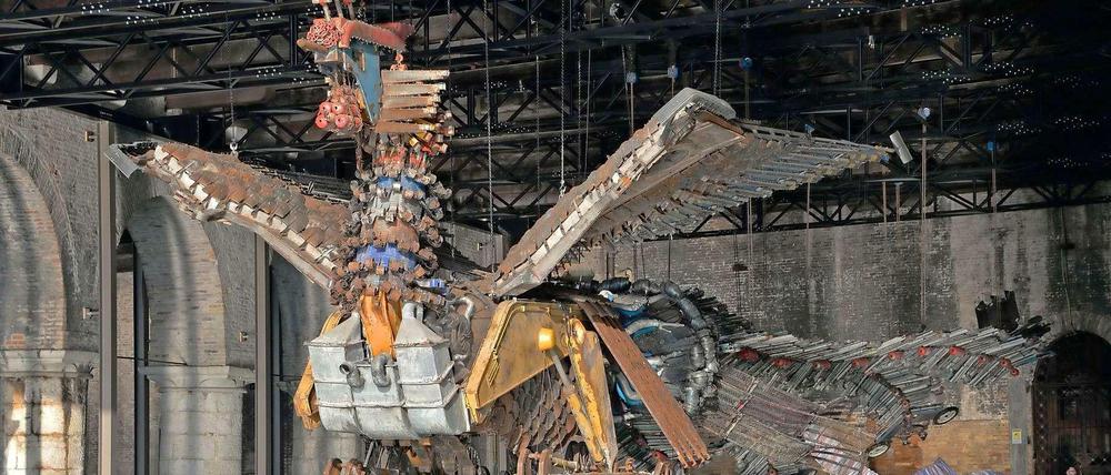 Zwölf Tonnen Himmelsvogel. Ouyang Jianghes Langgedicht begleitet Xu Bings "Phoenix"-Skulptur aus Schutt und Metallschrott. (zur Zeit in Venedig zu sehen).