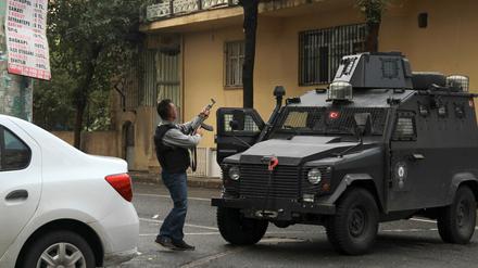 Ein Mitglied einer türkischen Spezialeinheit der Polizei greift in Diyarbakir ein mutmaßliches Versteck von IS-Terroristen an.