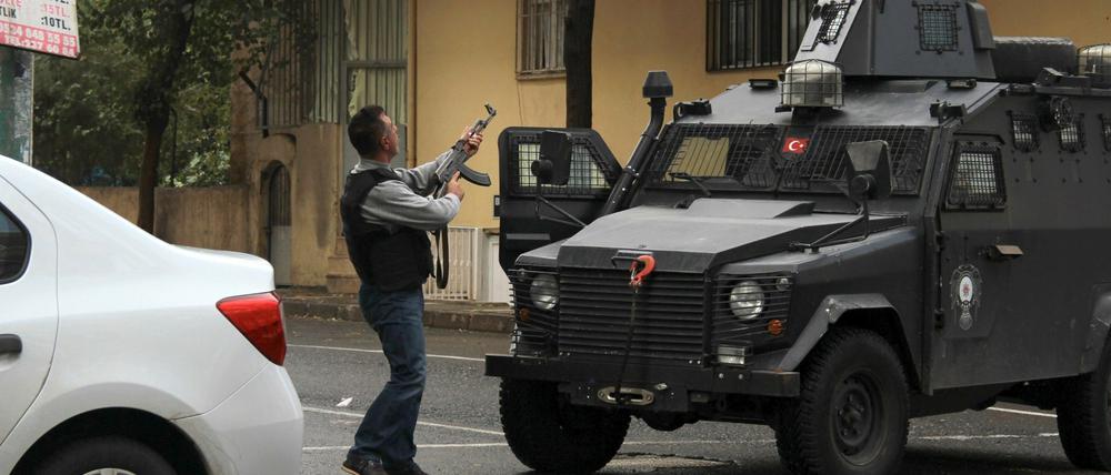 Ein Mitglied einer türkischen Spezialeinheit der Polizei greift in Diyarbakir ein mutmaßliches Versteck von IS-Terroristen an.