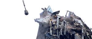 Weg damit. Weil sich der Bau von Eigentumswohnungen in Berlin rechnet, reißen Grundeigentümer auch mal ganze Miethäuser ab, um Platz für die Neubauten zu schaffen.