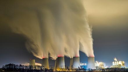 Wasserdampf steigt aus den Kühltürmen des Braunkohlekraftwerkes der Vattenfall AG im brandenburgischen Jänschwalde. 