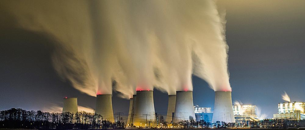 Wasserdampf steigt aus den Kühltürmen des Braunkohlekraftwerkes der Vattenfall AG im brandenburgischen Jänschwalde.