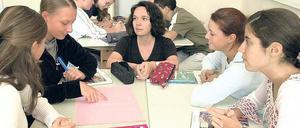 Politisches Bewusstsein schaffen. Auch Geschlecht hat eine Geschichte. Für Schülerinnen und Schüler ist das eine überraschende Einsicht. In Kleingruppen können sie im Geschichtsunterricht die Chronologie von Ereignissen erarbeiten: vom Wahlrecht für Frauen bis zum Inzesturteil des Bundesverfassungsgerichts. 