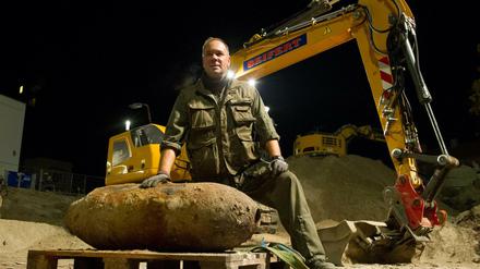Sprengmeister Matthias Rabe posiert hinter einer zuvor entschärften 250 Kilogramm schweren amerikanischen Fliegerbombe aus dem Zweiten Weltkrieg.