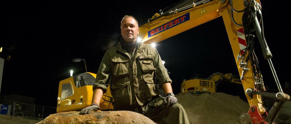 Sprengmeister Matthias Rabe posiert hinter einer zuvor entschärften 250 Kilogramm schweren amerikanischen Fliegerbombe aus dem Zweiten Weltkrieg.