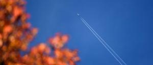 Kondensstreifen an Himmel über Potsdam. Verschwörungstheoretiker sehen darin "Chemtrails", mit denen "die Regierung" oder andere Verdächtige entweder das Wetter oder die Gedanken kontrollieren sollen.
