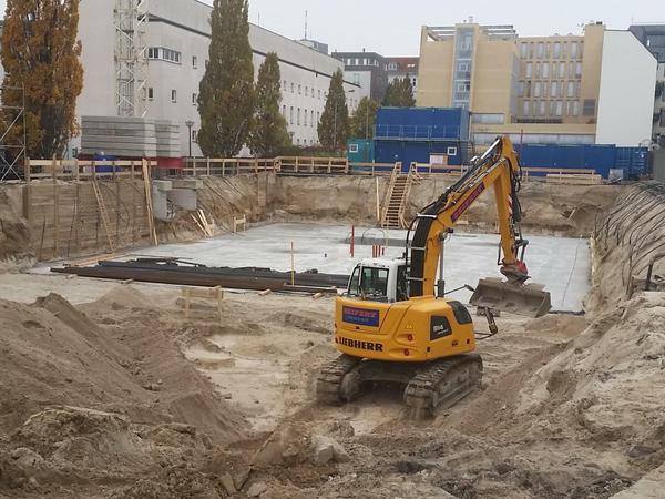 Die Baugrube in der Lindenstraße am Sonntagmorgen: Links neben dem Bagger markieren ein paar Holzlatten die Fundstelle der Bombe.