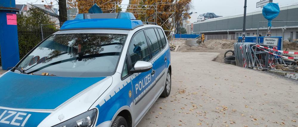 Gesichert. Die Polizei richtete einen Sperrkreis um den Blindgänger aus dem Zweiten Weltkrieg ein.