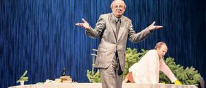 Überraschungsgast. Bernd Stempel als der seltsame Herr aus Südamerika, dahinter Felix Goeser (Albert) in der Uraufführung am DT. 