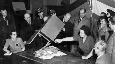 Im Einsatz für die "Neue Zeitung": Dieter Wildt (ganz links) bei einer West-Berliner Wahl im Dezember 1950.
