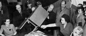 Im Einsatz für die "Neue Zeitung": Dieter Wildt (ganz links) bei einer West-Berliner Wahl im Dezember 1950.