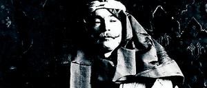 Friedrich Sarre in orientalischen Gewändern, Berlin um 1899.