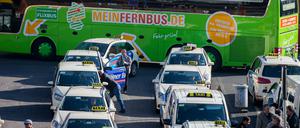 Der Fernbus-Boom sorgte für ein Verkehrschaos am Kölner Hauptbahnhof.