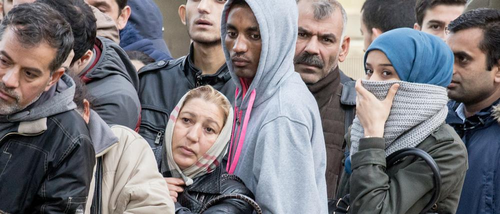 Flüchtlinge stehen am 26.10.2015 vor dem Landesamt für Gesundheit und Soziales (Lageso) in Berlin. In dem Amt in Berlins Turmstraße können Flüchtlinge sich Registrieren lassen. 
