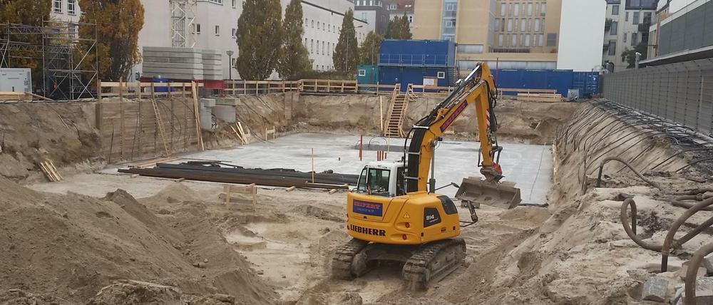 Die Baugrube in der Lindenstraße am Sonntagmorgen: Links neben dem Bagger markieren ein paar Holzlatten die Fundstelle der Bombe.