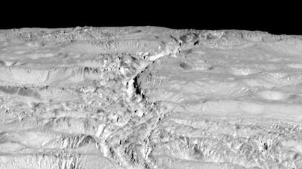 Eiswüste. Der Saturnmond Enceladus ist von einer dicken Eisschicht bedeckt. Die Kruste ist von Geysiren durchbrochen - vermutlich gibt am Grund des verborgenen Ozeans hydrothermale Aktivität. 