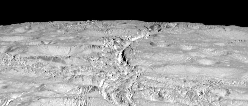 Eiswüste. Der Saturnmond Enceladus ist von einer dicken Eisschicht bedeckt. Die Kruste ist von Geysiren durchbrochen - vermutlich gibt am Grund des verborgenen Ozeans hydrothermale Aktivität. 