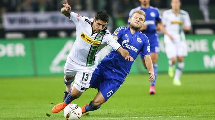 Hier kommt Johannes Geis gegen den Gladbacher Lars Stindl zu spät. Kurz vor Schluss sah der junge Schalker die Rote Karte.