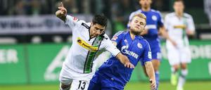 Hier kommt Johannes Geis gegen den Gladbacher Lars Stindl zu spät. Kurz vor Schluss sah der junge Schalker die Rote Karte.