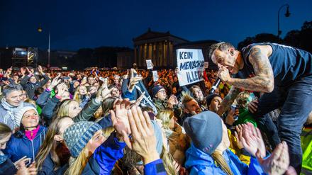 Auf dem "Danke"-Konzert für Flüchtlingshelfer am 11. Oktober in München. Gerade singt Ingo Donot von der Band "Donots". 