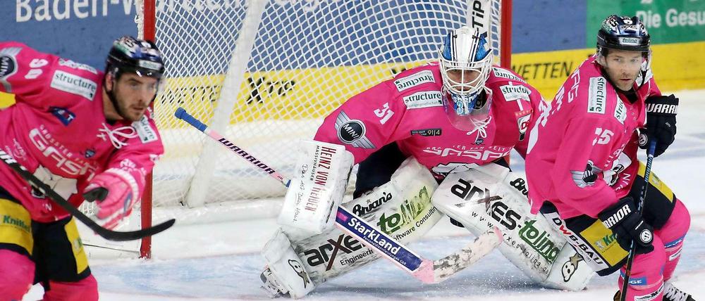 Die Eisbären Berlin laufen an diesem Wochenende in pinkfarbenen Trikots auf.