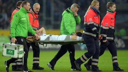 Trauriger Abend. Der Mönchengladbacher André Hahn musste vom Platz getragen werden. 